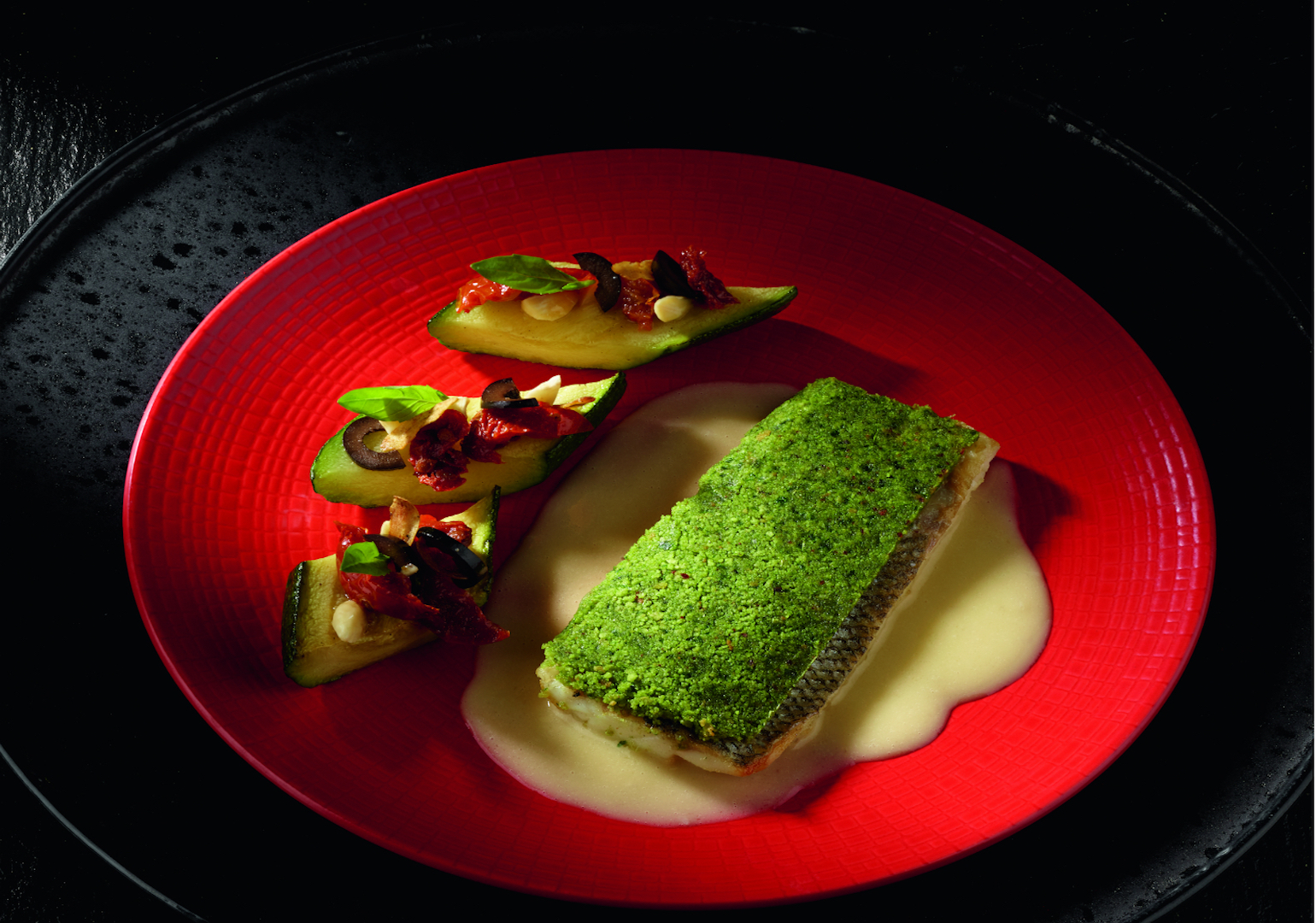Filet de bar en croûte d'herbes, sauce beurre blanc